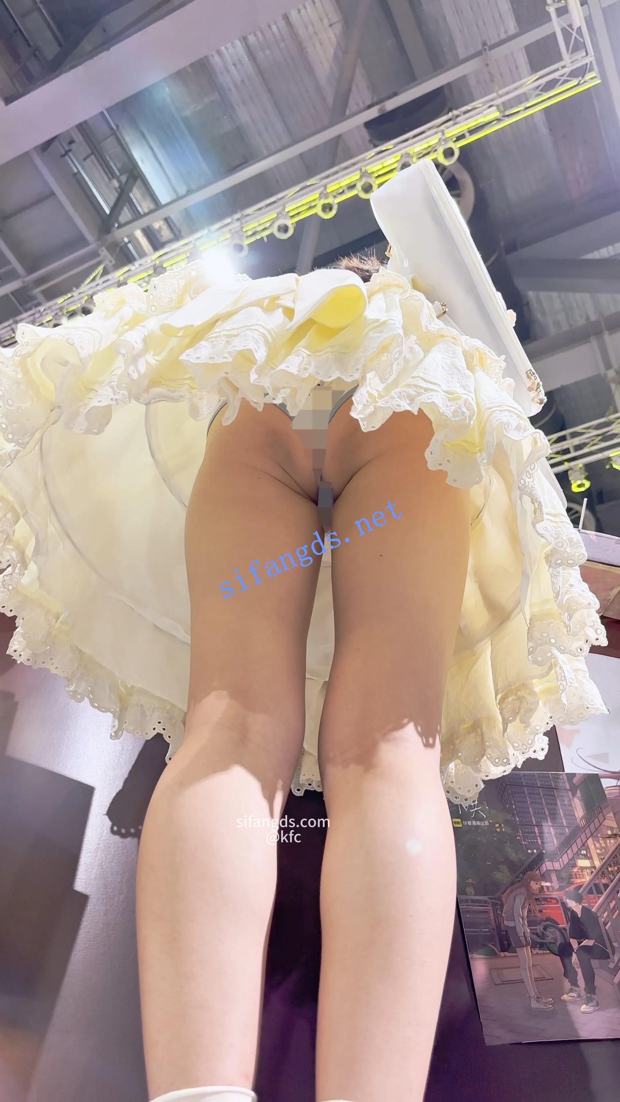 【KFC】⭐极品洛丽塔学生妹·翘臀骚窄内勒出B痕·低角度超清CD