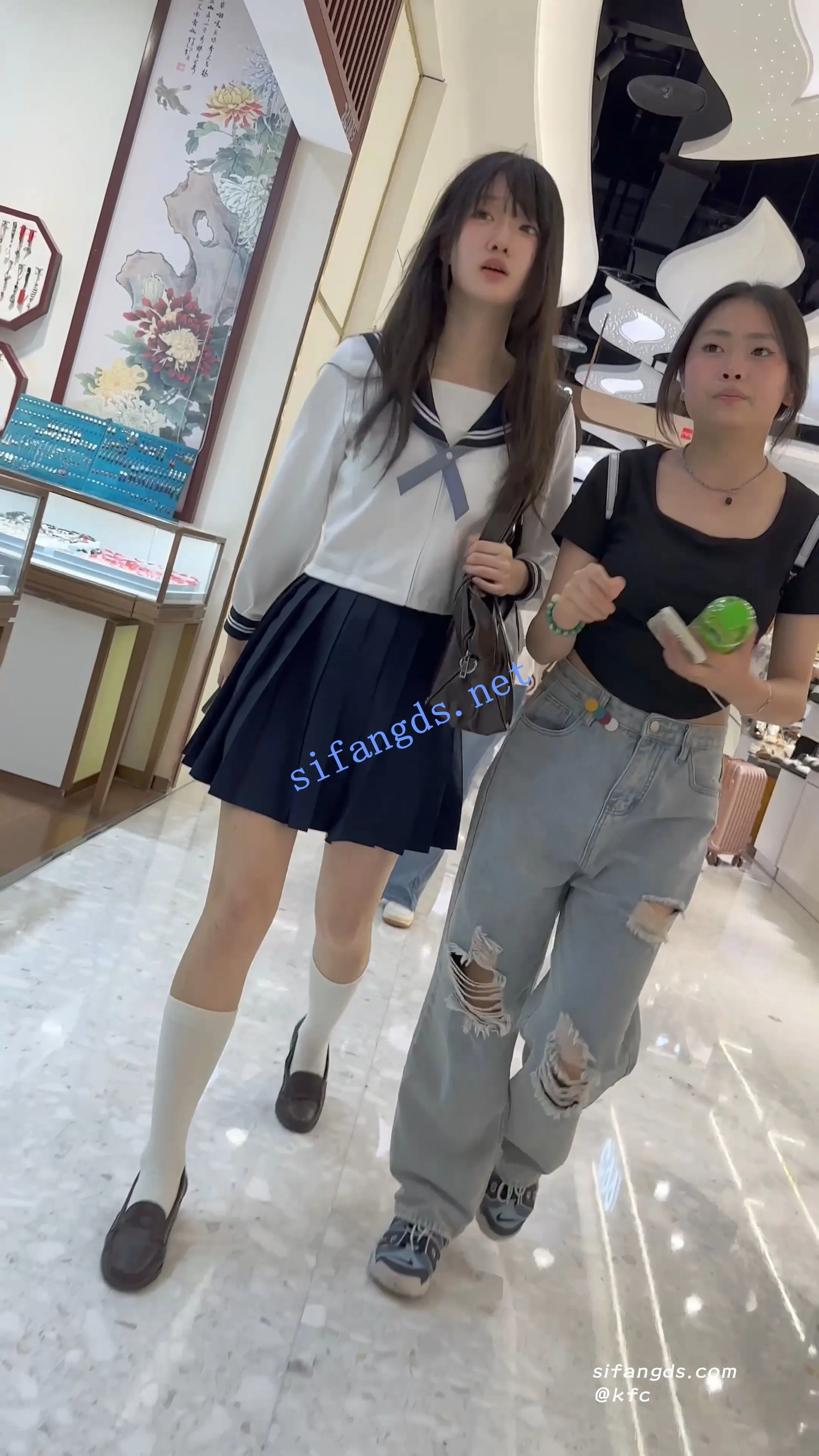 【KFC】制服JK学生妹和闺蜜逛街·屁股超翘·灰色小熊内前后CD