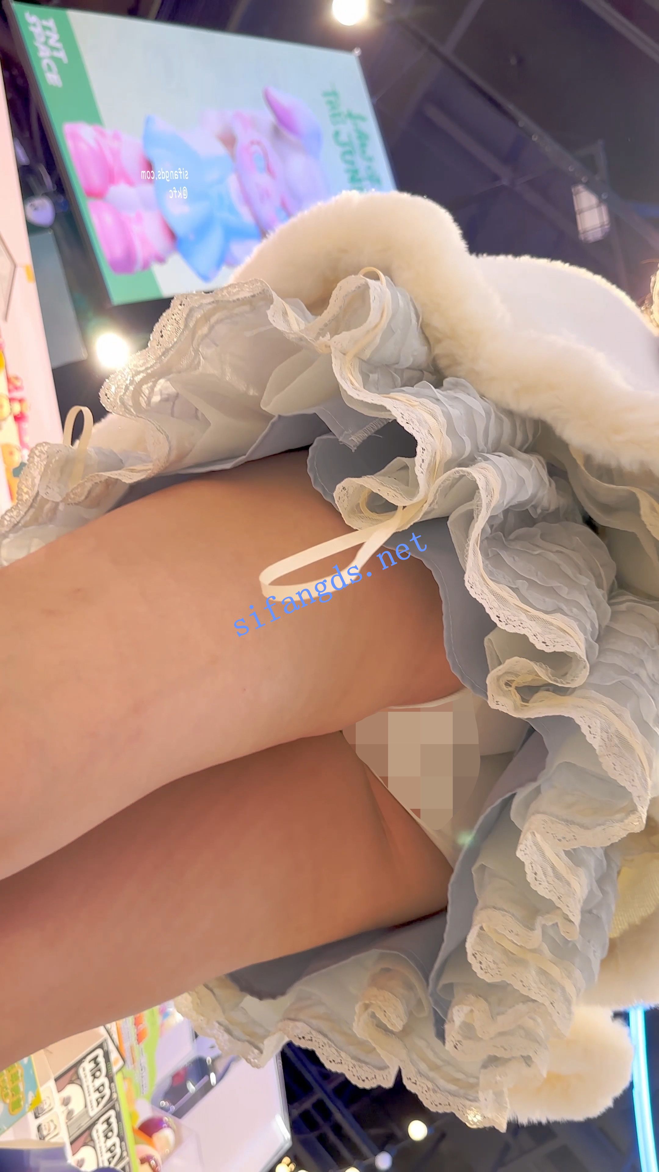 【KFC】学生妹逛街专注玩手机·上身绒服下身光腿·白色半透内