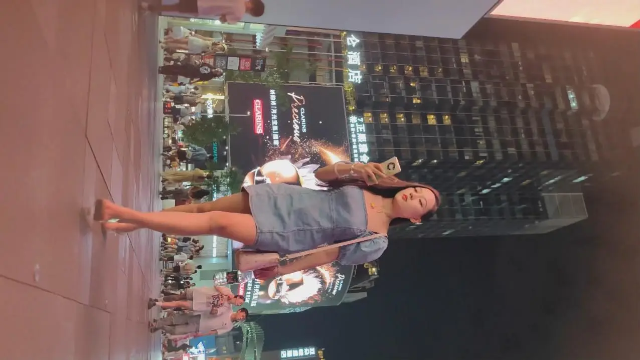 大神广场一路尾随偷拍❤️蓝色牛仔连衣裙美女趁她买东西撅着屁股抄底白色内裤