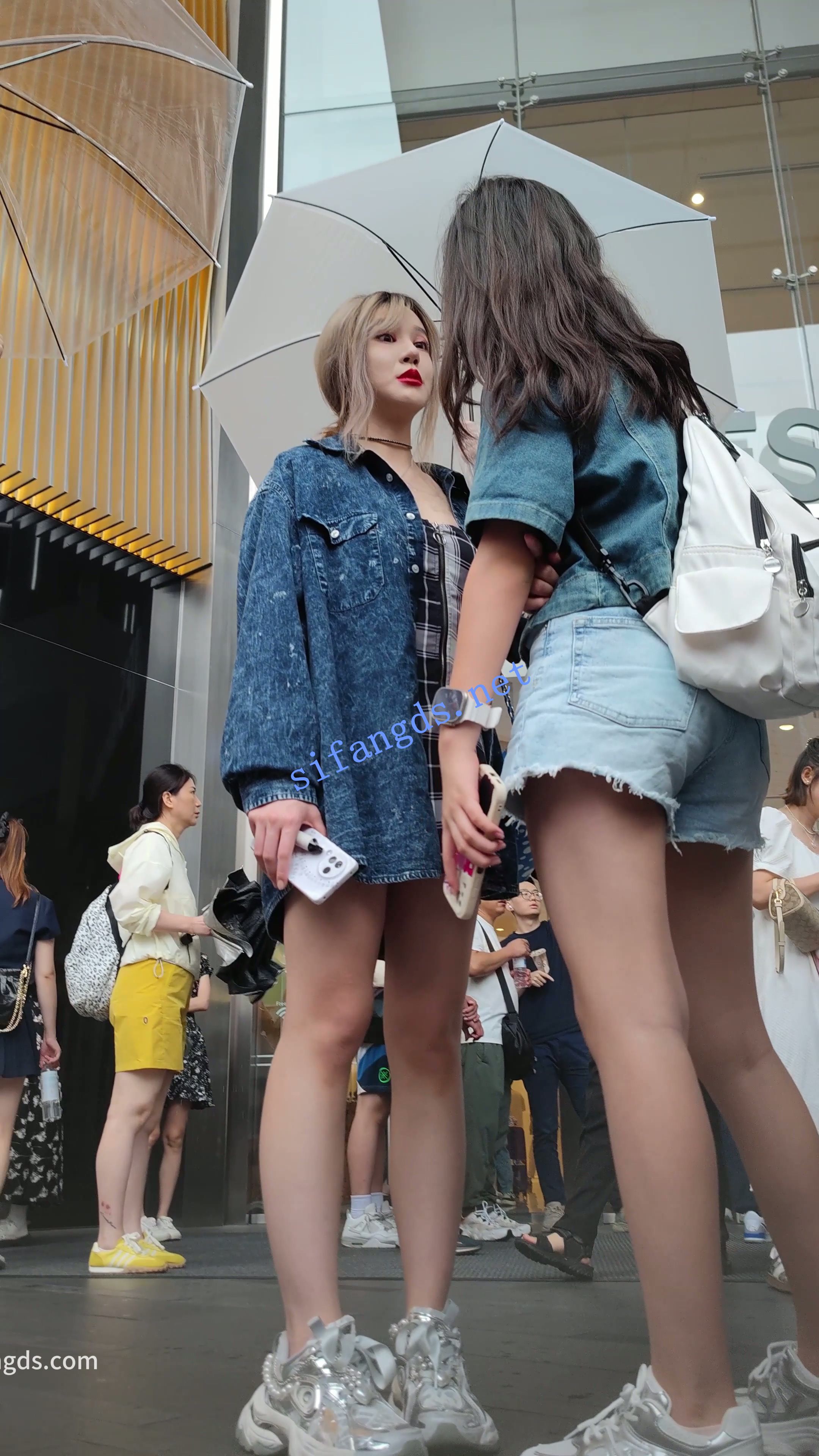 【CSCD】格子连衣裙美女和闺蜜下雨等车，白色内内