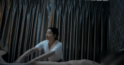 ✨探访按摩店✨按摩会所里选了一个不错的技师，先按摩放松，然后激情操逼！