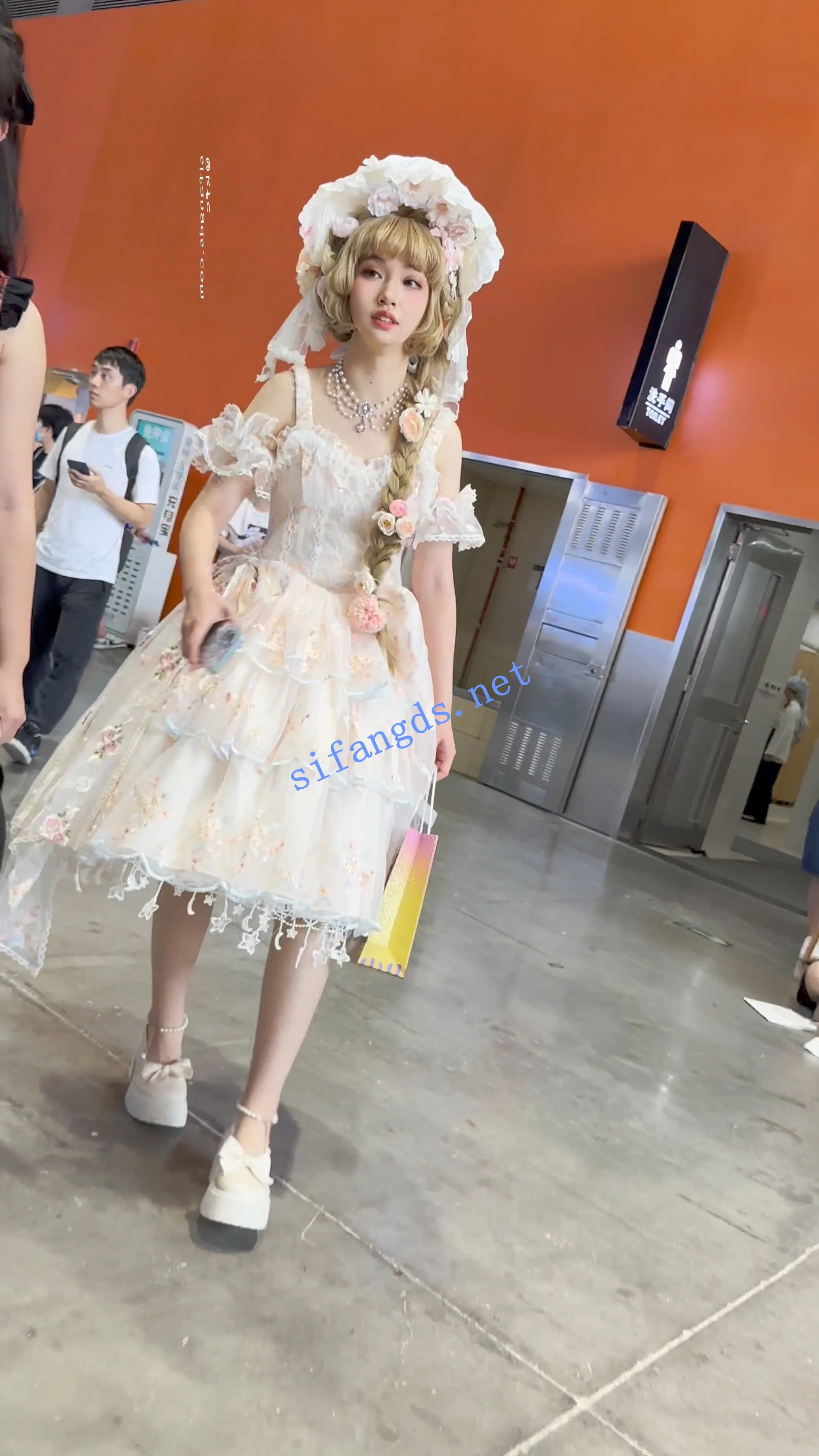 【KFC】学生妹和闺蜜逛展·洛丽塔裙白色可爱内·前拍露黑森林