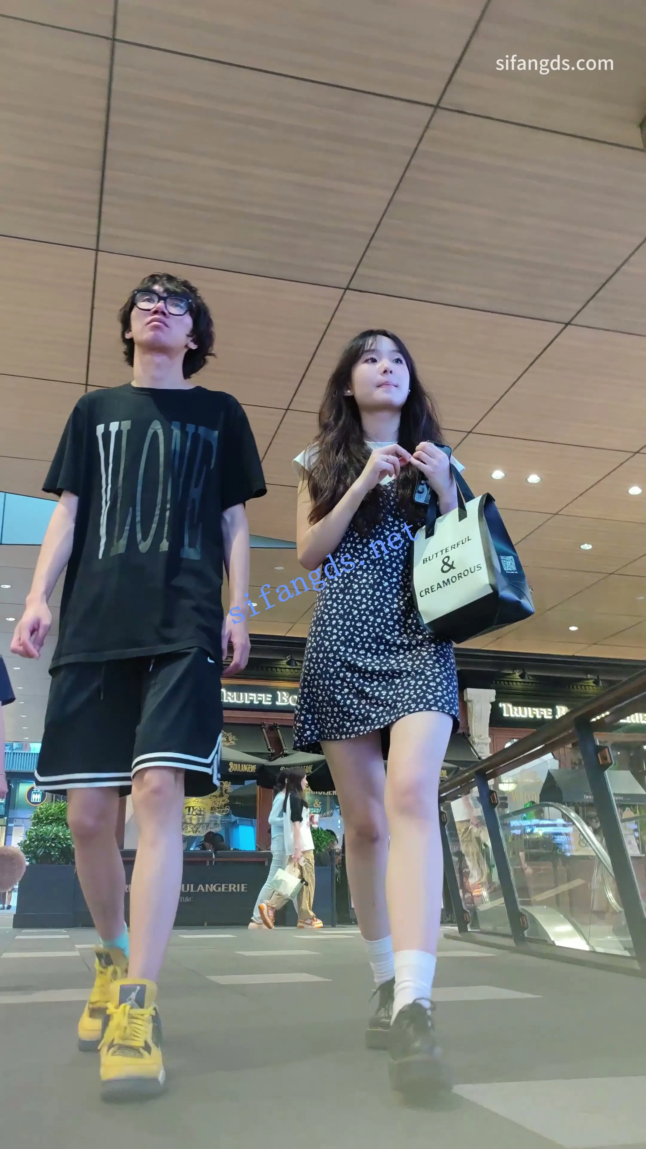 【CSCD】蓝色印花连衣裙清纯小姐姐和男朋友逛街，白色内