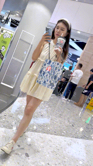 ⚫️大神奶茶店一路跟拍抄底美女小姐姐，内裤不合体若隐若现阴部，来回摩擦摩擦