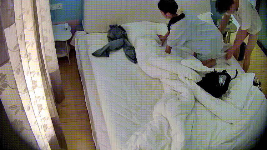 主题酒店 8-21 这两太久时间没见 太饥渴了 衣服都没来得及脱就开始干上了 女友全程乖乖顺从配合 被射一肚皮