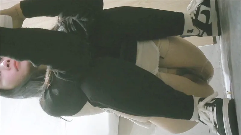 路边公园女厕全景偷拍几位少妇嘘嘘❤️还有一位极品黑丝大长腿