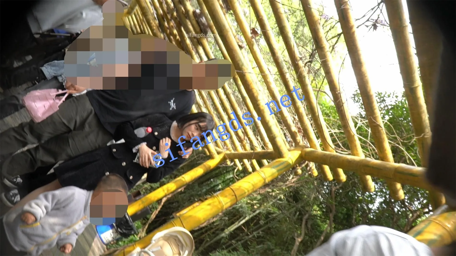 （空城原创）黑裙美少妇逛公园，薄丝米白N包裹肉臀