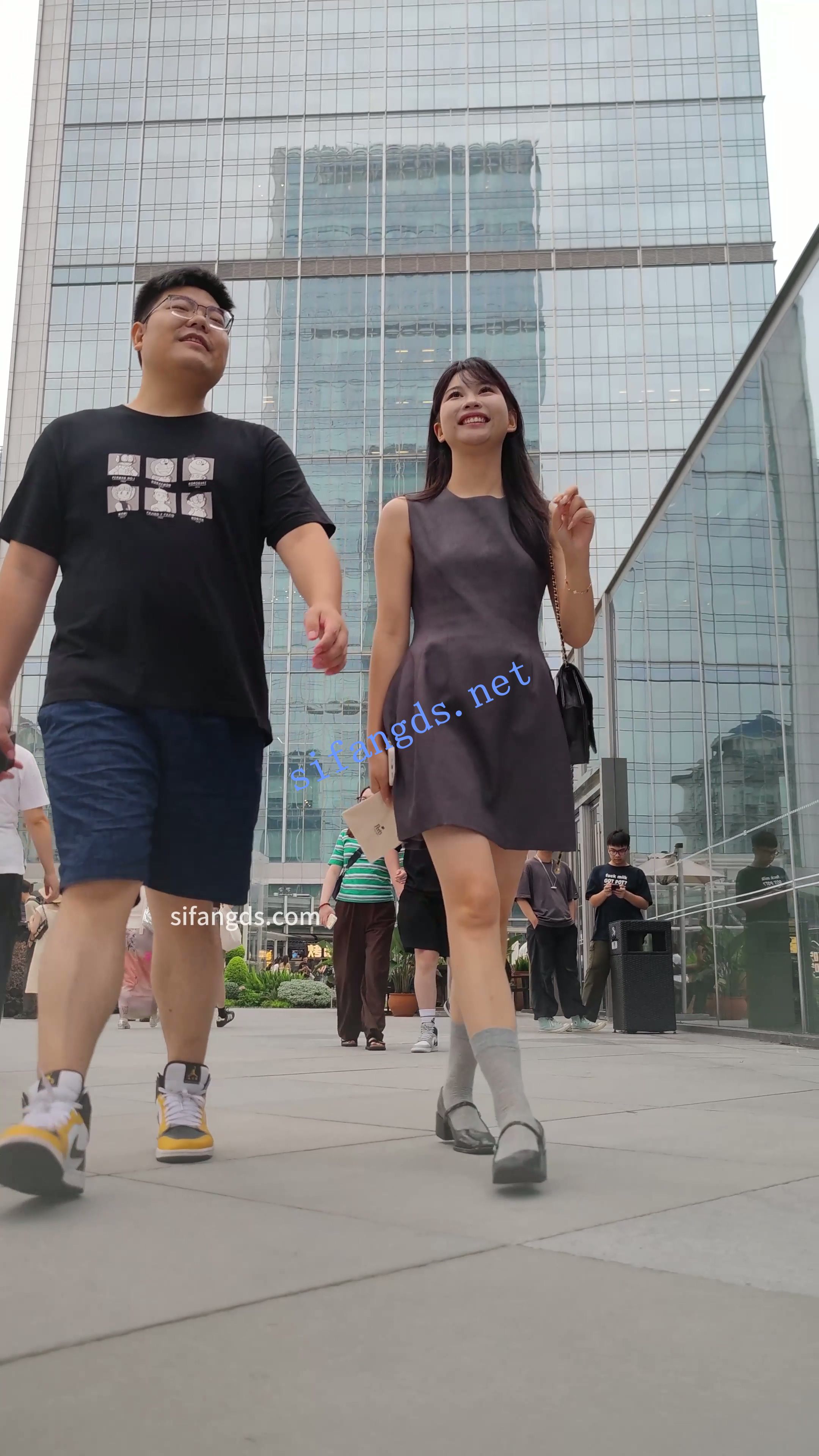 【CSCD】灰色连衣裙美女和朋友逛街，灰色内内