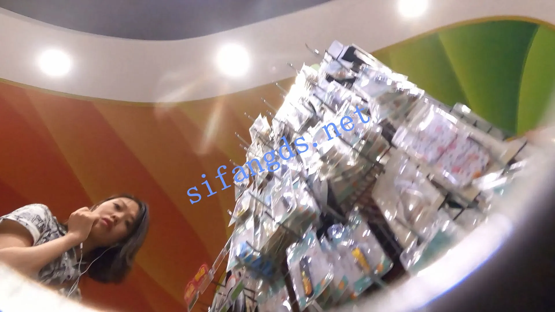 （空城原创）花裙小少妇逛超市，CD黄N包裹肉臀被察觉