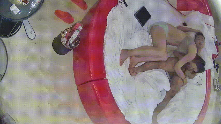 最新上线情趣台 入住率高 进来必有说法 看这两人在大圆床上玩这么开心 大家就可以期待一下