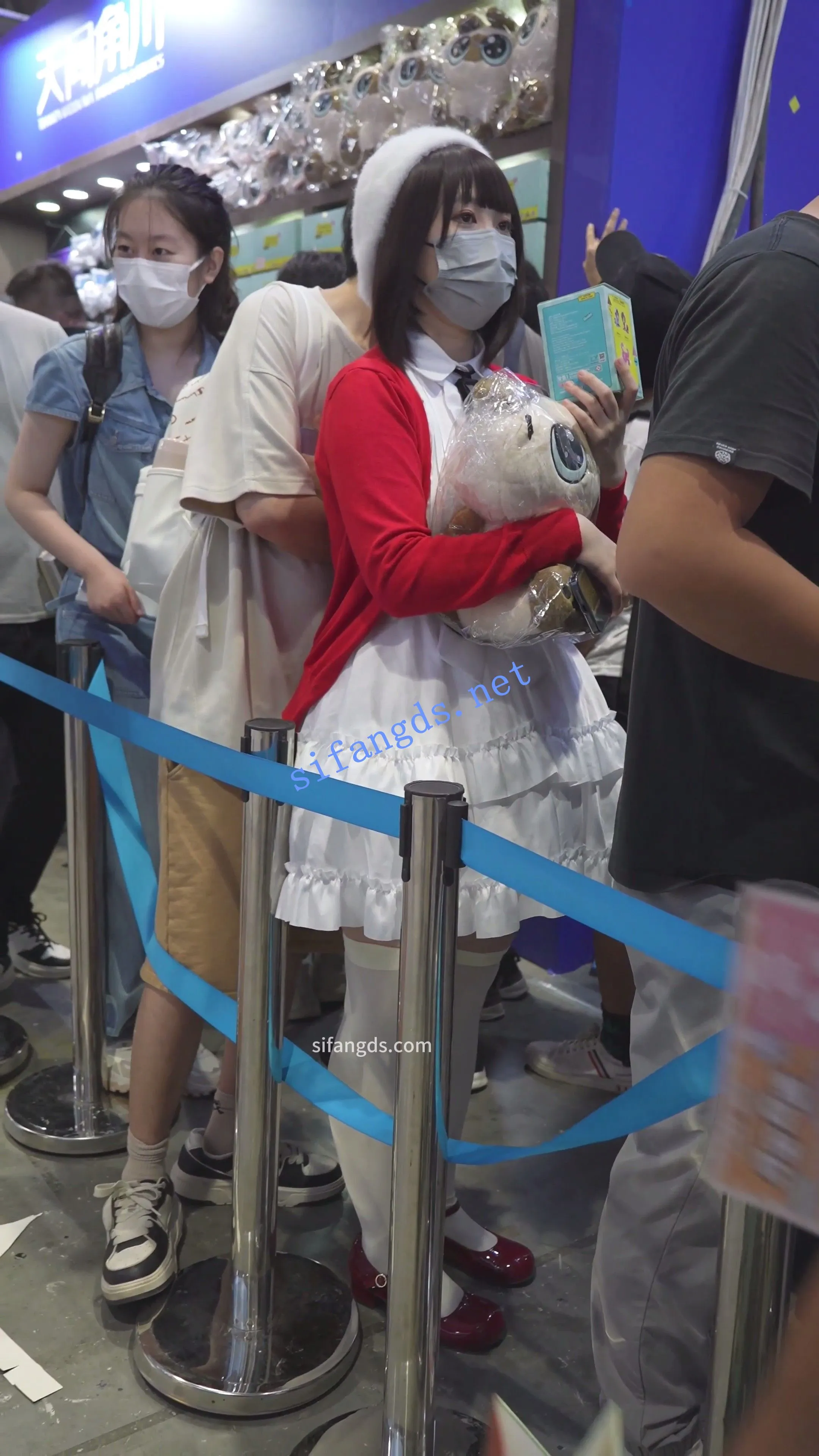 【xxn-313】路人女主cos小姐姐..护栏反光照亮蕾丝边内裤