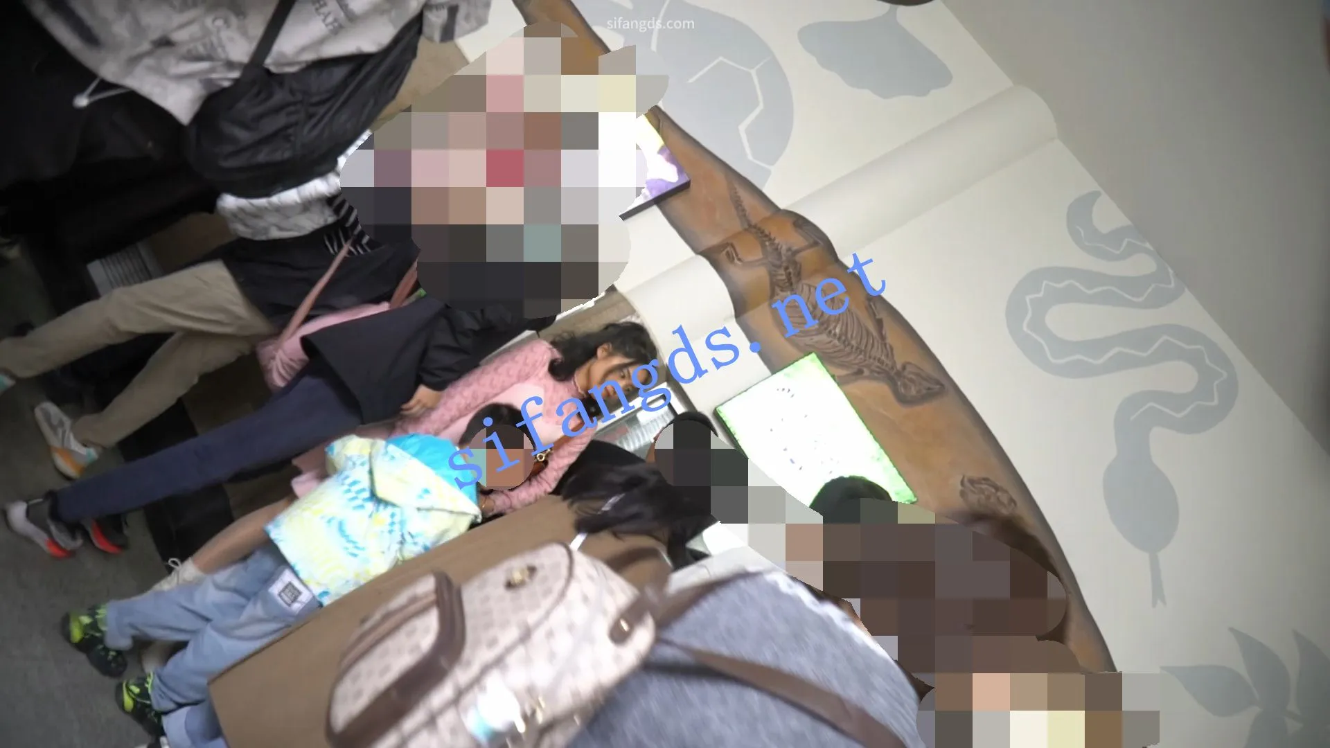 （空城原创）木耳边粉裙小少妇逛公园，薄丝粉N包裹肉臀