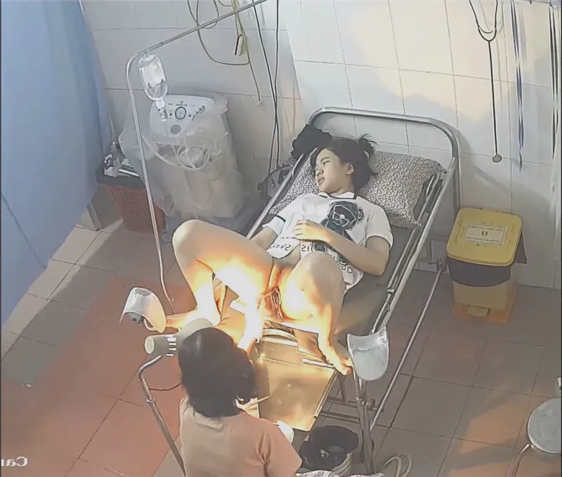 《仁爱医院监控破解》真实记录姐姐陪着妹妹❤️来做阴道内窥镜检查