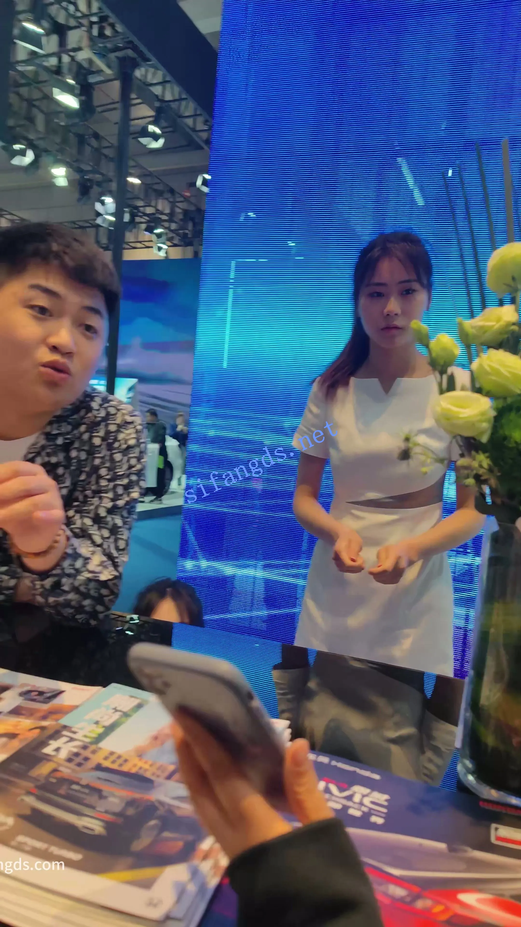 【CSCD】车展礼仪小姐姐专心接待顾客后面抄底，灰色内