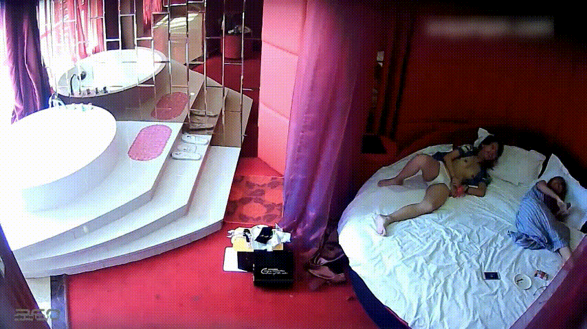 两个感情很好的女同小姐姐酒店开房过生日 然后开始进行爱抚 看的口干舌燥 真想加入进去一起插啊