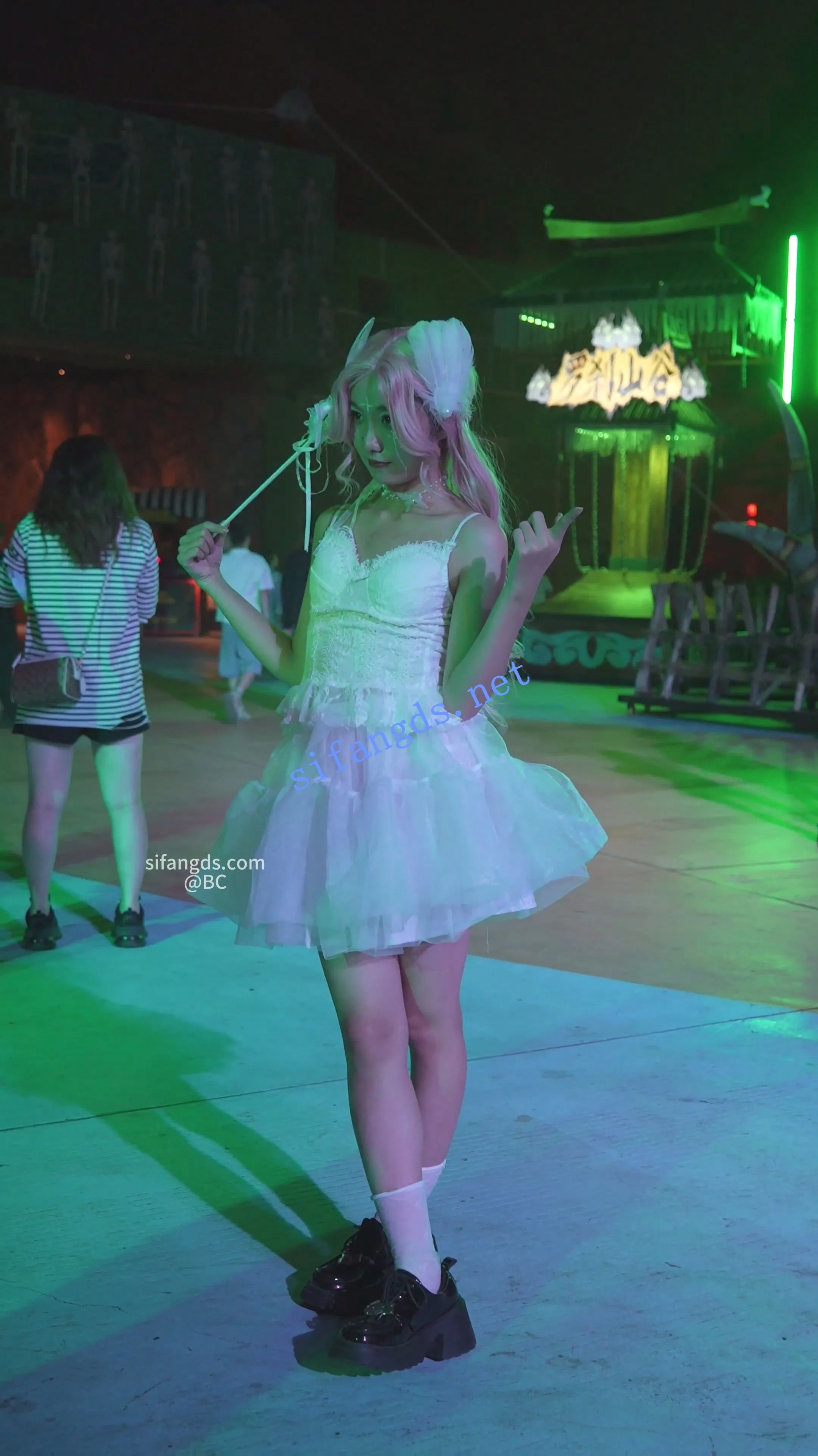 (BC-SSS-092)蕾丝裙美女拍照..趁乱开闪CD..强光照亮粉色内裤