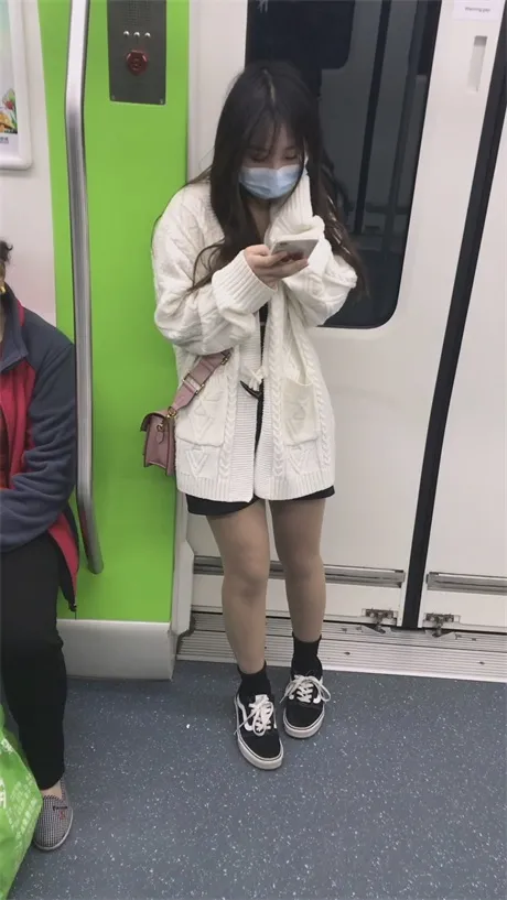 ❣️推荐❣️抄底颜值嫩妹【灰丝齐逼短裙】跟出地铁直接开灯拍，似乎被发现了，妹子刻意躲避，原档无水5V