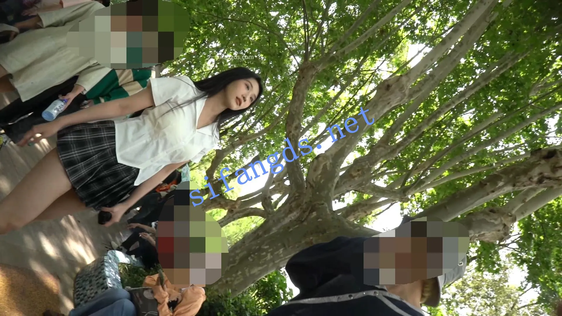 （空城原创）小短裙小骚货逛公园，有内衬漏出半个骚臀