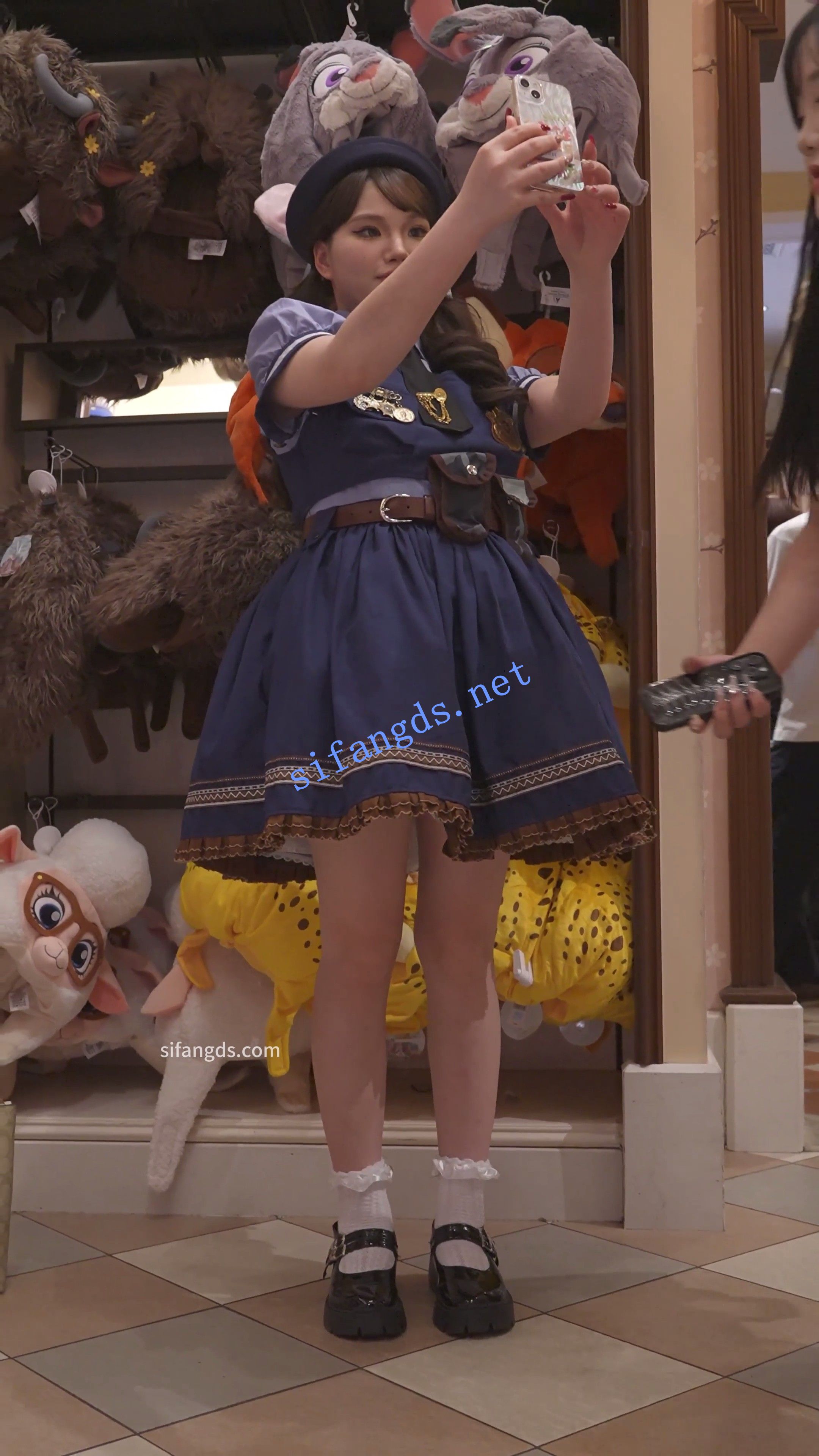 (BC-AA-583)兔耳警官服小姐姐逛街..蹲下自拍直接露内裤