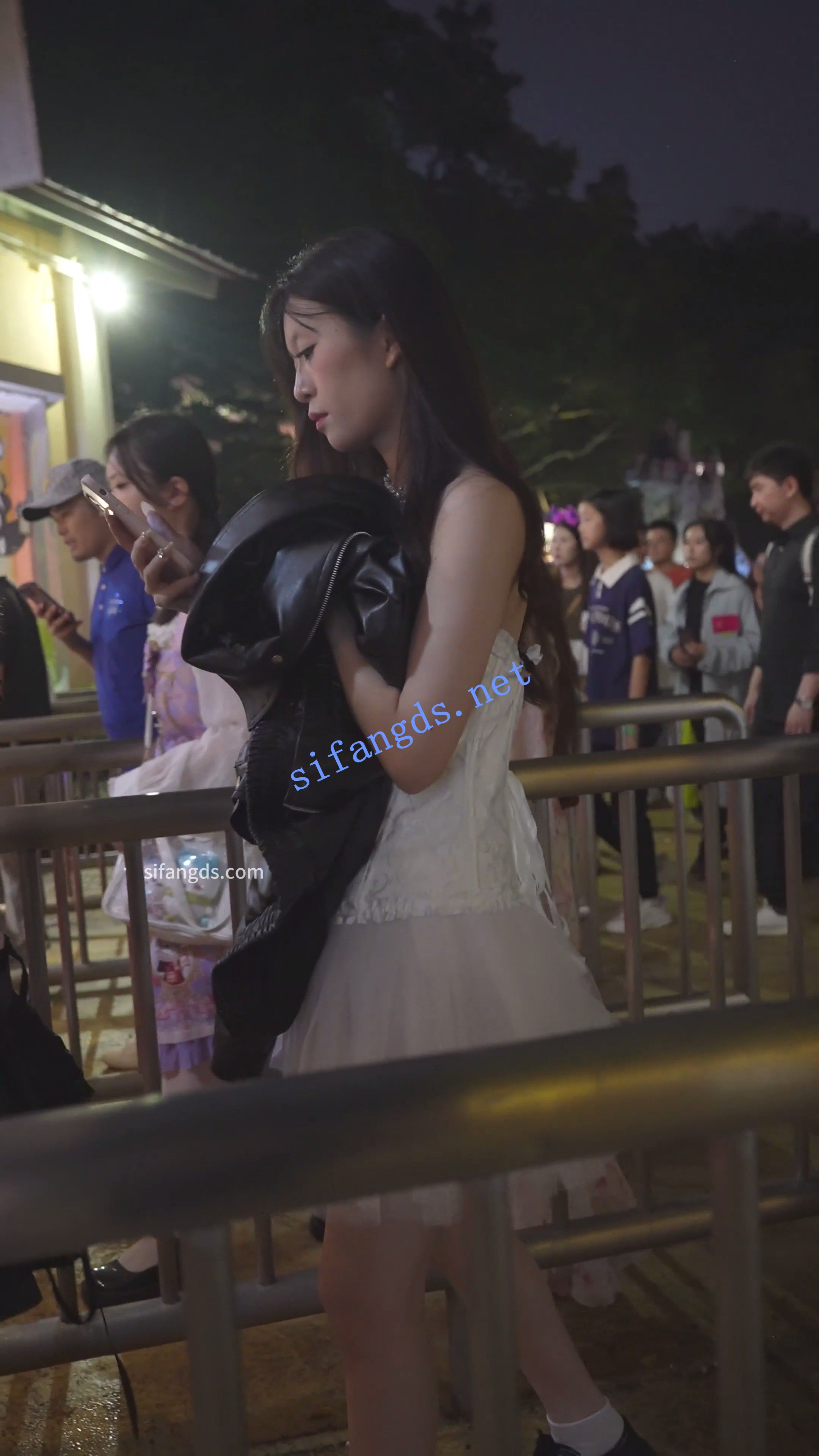 (BC-AA-581)游乐园抄底蕾丝白裙小姐姐..无痕粉内屁股光滑[某房同步]