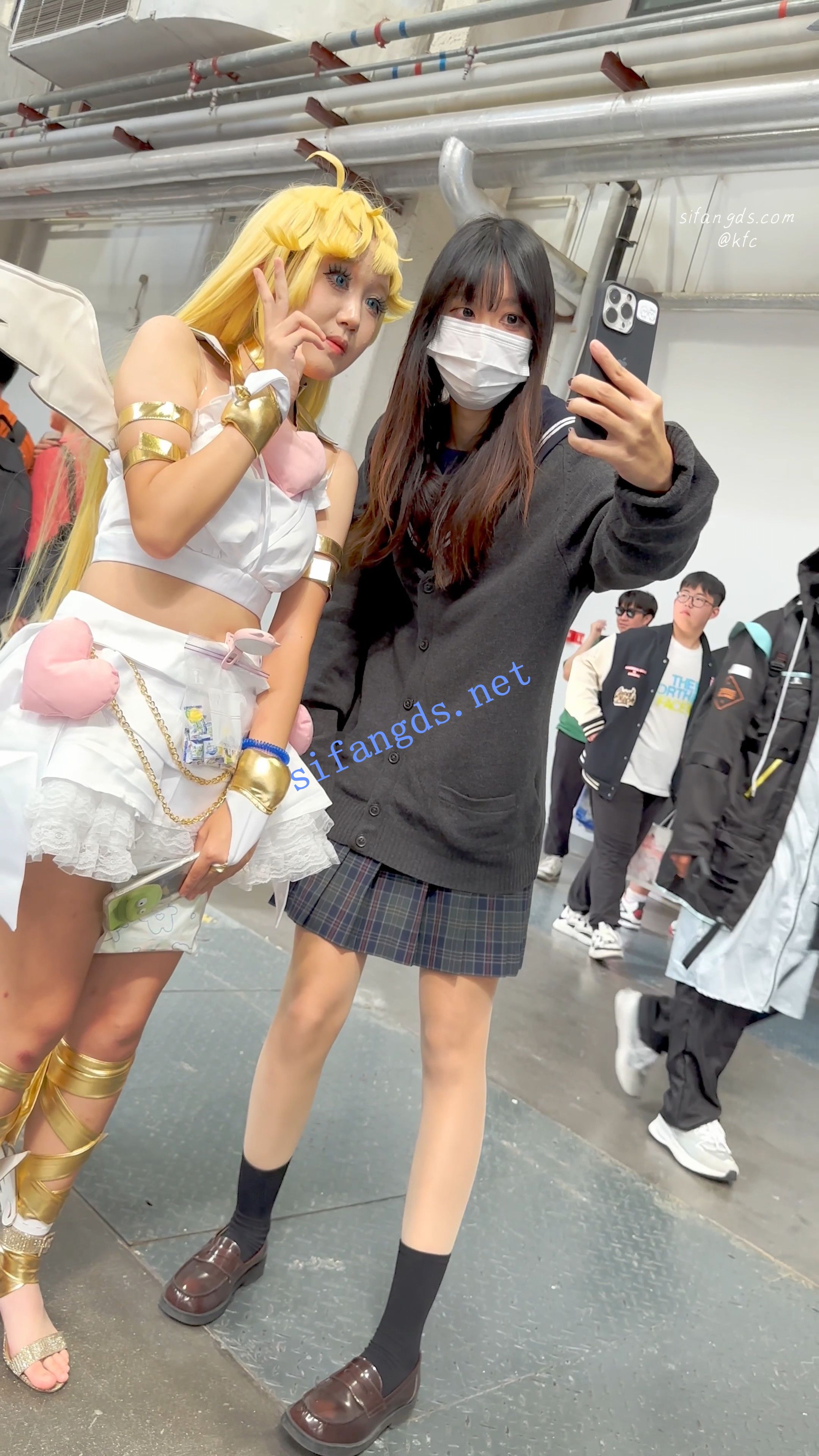 【KFC】两个JK制服学生妹·肉丝袜可爱内·白色骚窄内一箭双雕 [某房同步]