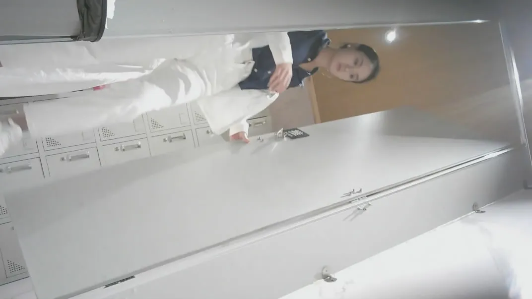 十一月最新流出❤️新系列高校女厕高清后拍用一次性杯子堵鼻子的眼镜学妹逼还挺嫩的